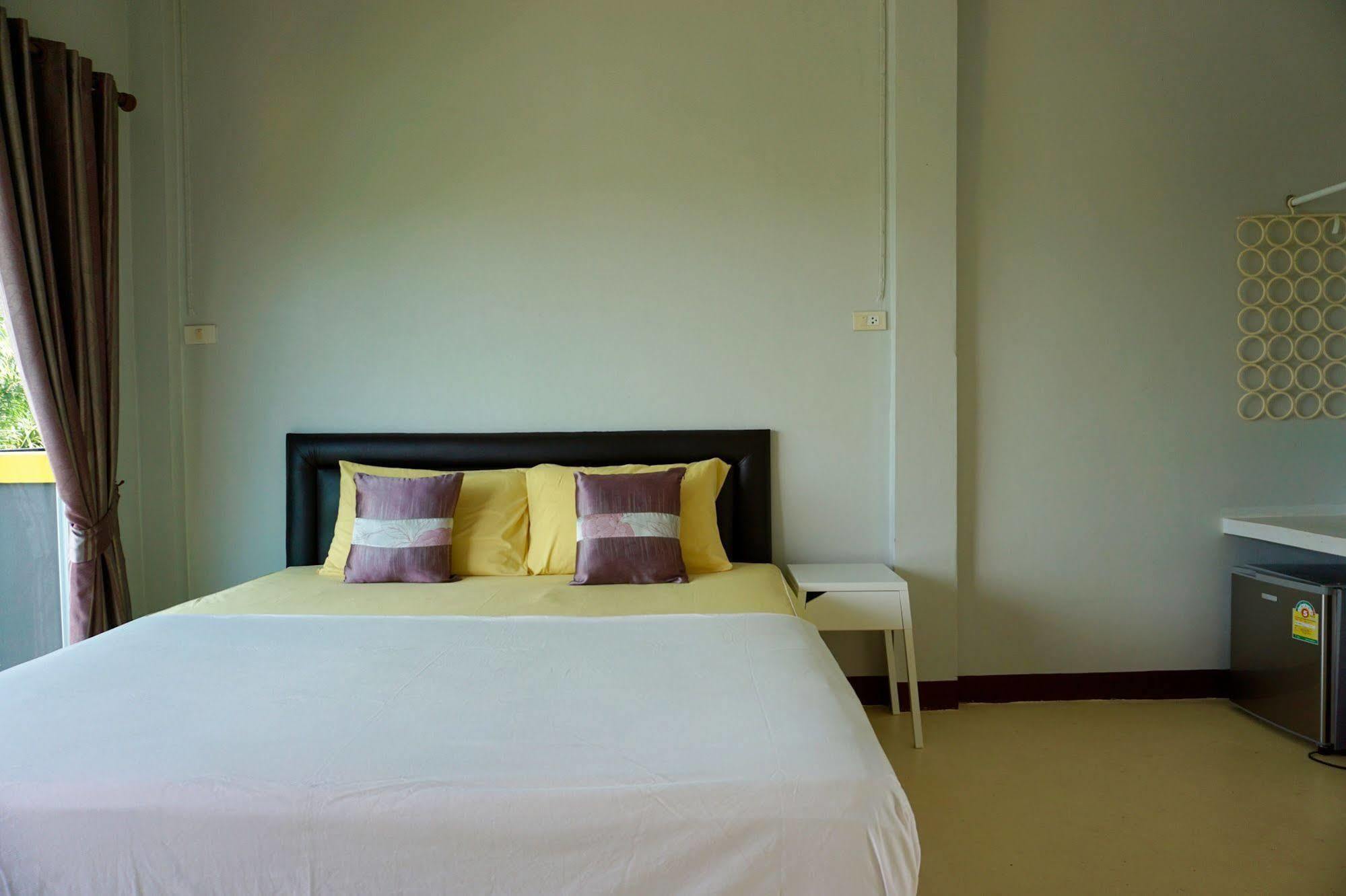 Lom La Lanta Hotel Koh Lanta Exterior photo