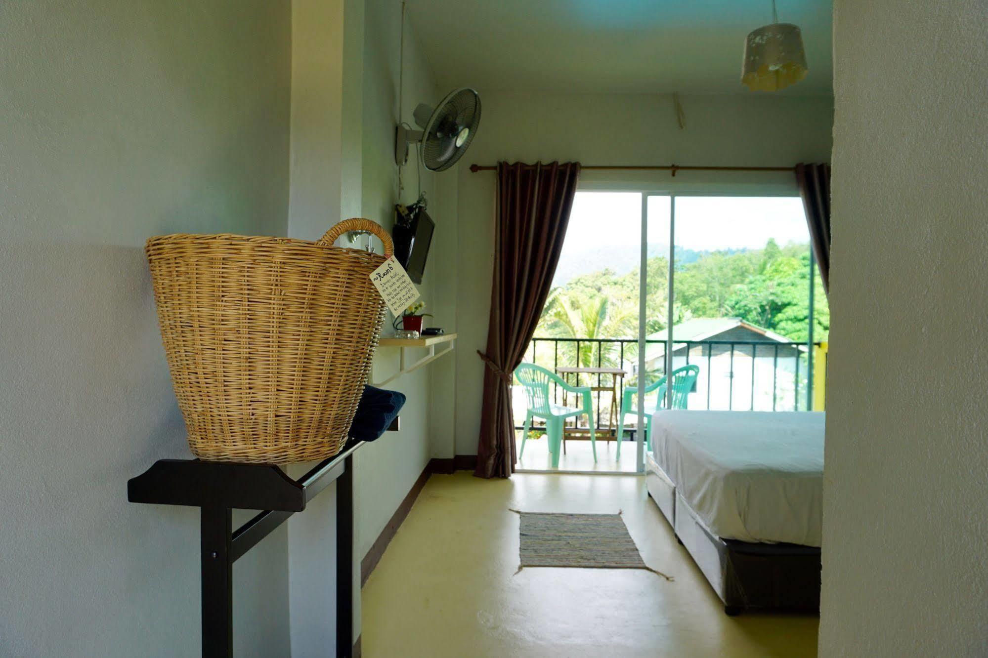 Lom La Lanta Hotel Koh Lanta Exterior photo